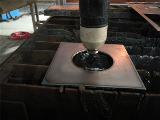 CNC Factory liefert Plasma- und Flammtisch-Schneidemaschine für Metallplatten